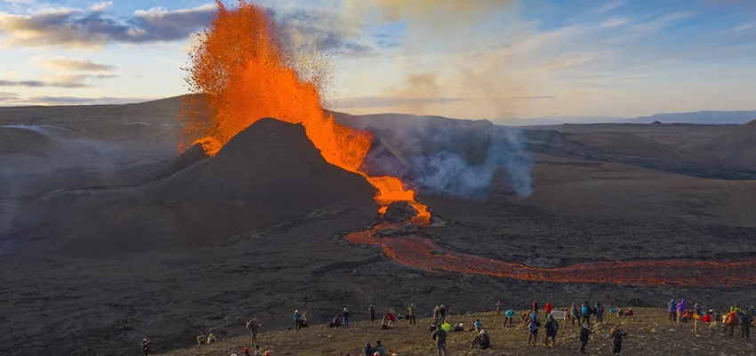 14 घंटे में 800 बार हिली धरती, Iceland में घोषित हुआ आपातकाल, ज्वालामुखी विस्फोट की आशंका