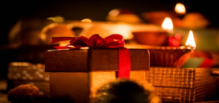 Diwali 2023: दिवाली पर ये तोहफे देने से आ सकती है रिश्तों में दरार, तो भूल कर भी न दे ये उपहार