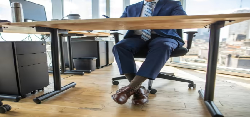 Health Tips: इस वजह से पैर हिलाना माना जाता है अशुभ, झेलनी पड़ सकती है कंगाली