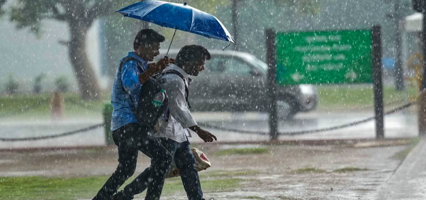 Delhi Weather Update: दिल्ली में आज बारिश के आसार, ठंड में होगी बढ़ोतरी