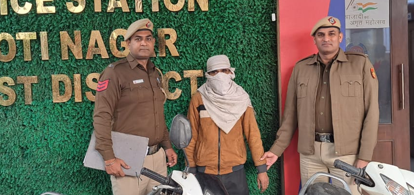 दिल्ली पुलिस ने एक स्नैचर को किया गिरफ्तार, निशानदेही से तीन मोटरसाइकिल और चाकू बरामद