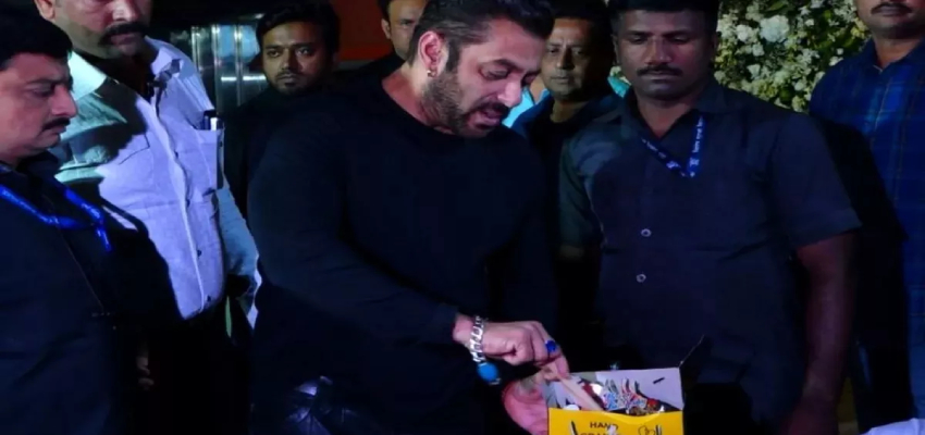 Salman Khan Birthday:  58  साल के हुए सलमान खान, अपनी भांजी आयत के साथ काटा केक