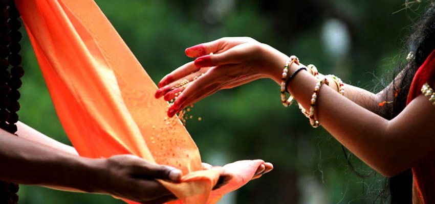 New Year: जीवन में इन बातों का रखें खास ख्याल, दान करें ये 7 चीजें, घर में आएगी सुख-समृद्धि