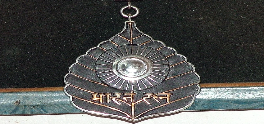 Bharat Ratna: मरणोपरांत भारत रत्न पाने वाले के परिवार को कौन-सी सुविधाएं मिलती हैं? जानें क्या है नियम