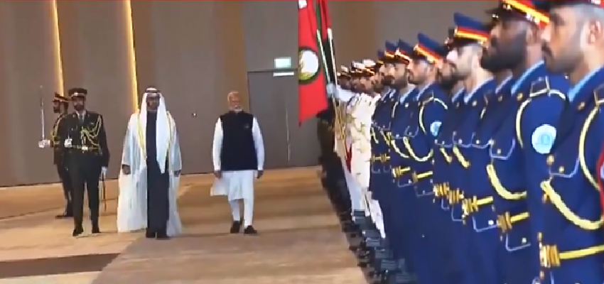UAE पहुंचे PM मोदी को दिया गया गार्ड ऑफ ऑनर, राष्ट्रपति नाहयान से की मुलाकात