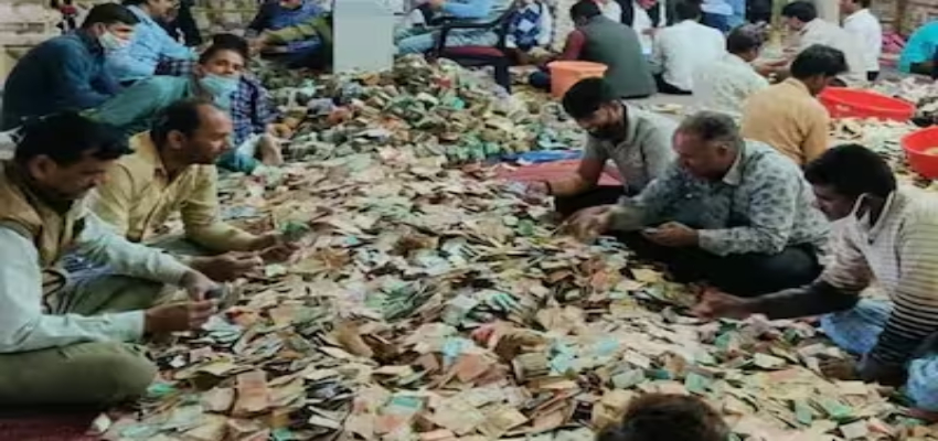 11 करोड़ कैश...सोना चांदी और सिक्के, इस मंदिर का चढ़ावा गिनते-गिनते थक गए लोग