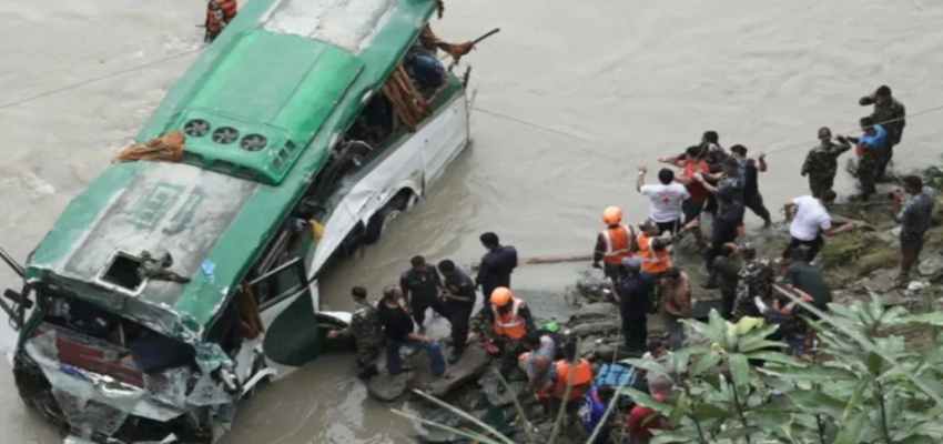 Nepal Road Accident: त्रिशूली नदी में गिरी सवारियों से भरी बस, 7 लोगों की मौत, 30 घायल