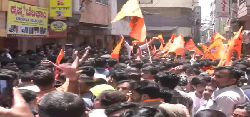 बेंगलुरु में 'हनुमान चालीसा' और 'अजान' को लेकर बढ़ा बवाल, विरोध प्रदर्शन में शामिल हुए BJP सांसद