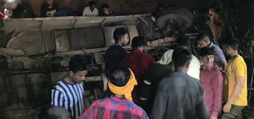 Chhattisgarh Bus Accident: दुर्ग में दर्दनाक सड़क हादसा, कर्मचारियों से भरी बस खदान में गिरी, 12 की मौत