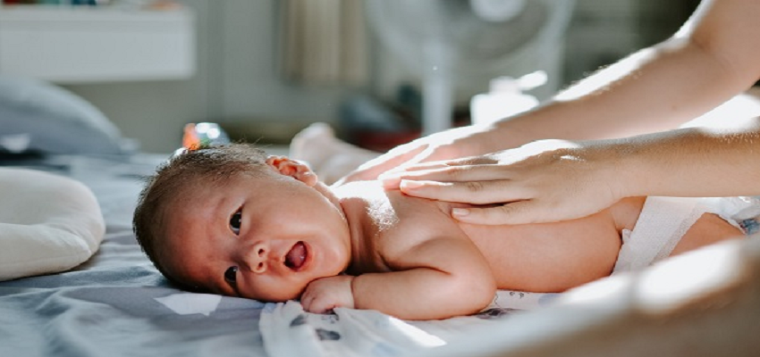 Parenting Tips: नवजात शिशु की मालिश कब और कैसे करें? जानें इसके फायदे