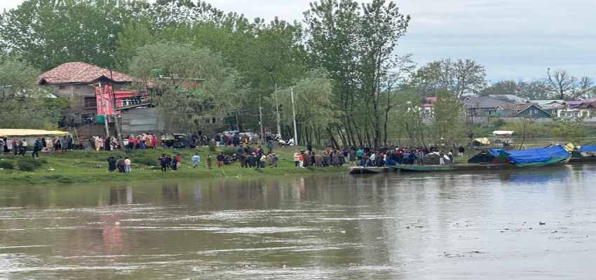 Jammu Kashmir Accident: झेलम नदी में पलटी नाव, 4 की मौत; कई लापता