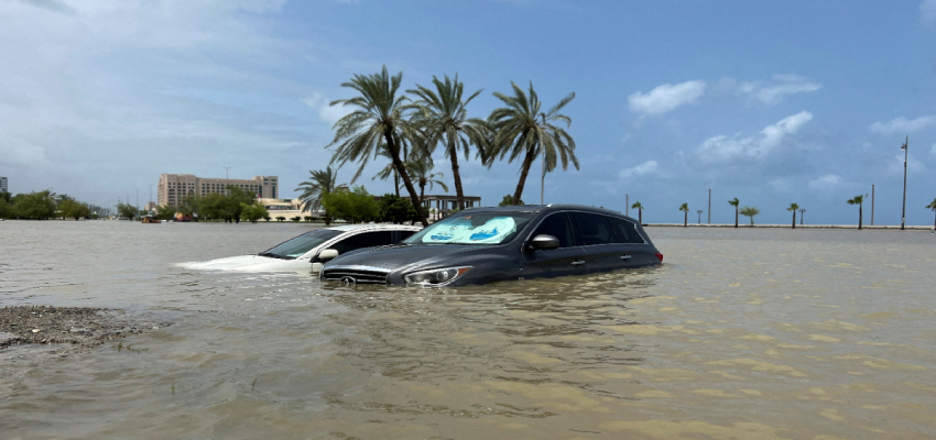 
								Dubai Rain: दुबई-ओमान में बाढ़ ने मचाई तबाही, सैकड़ों घर ढहे, कई लोगों की मौत