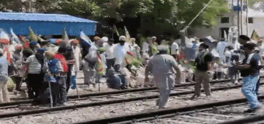 11 ट्रेनें रद्द हुई...19 के रूट बदले गए, शंभू बॉर्डर के पास रेललाइन पर किसानों का प्रदर्शन