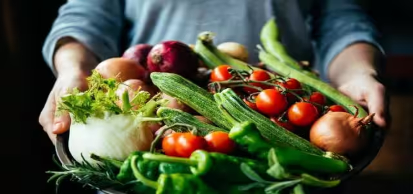 गर्मियों में खूब खाएं ये 5 हरी सब्जियां, शरीर में नहीं होगी पानी की कमी