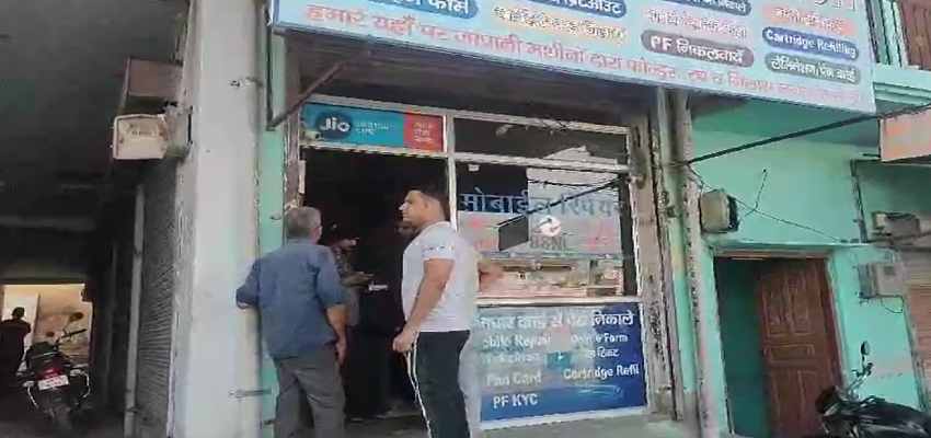 
							Haryana Crime: रेवाड़ी में बेखौफ हुए बदमाश, बावल में बंदूक की नोंक पर दुकानदार से लूट