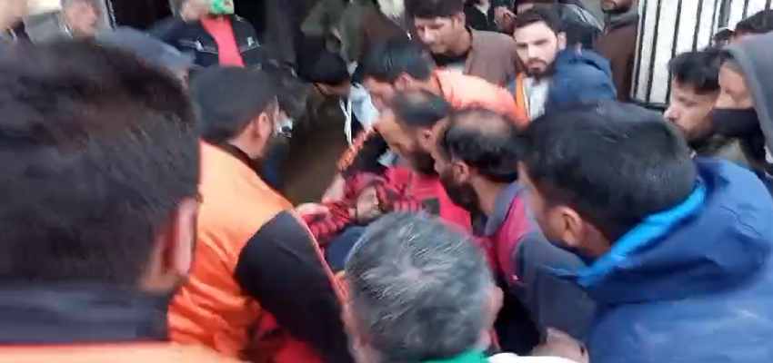 Jammu and Kashmir: कुलगाम में खाई में गिरने से 2 मजदूरों की मौत, एक घायल