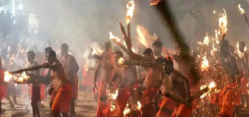 हर तरफ आग और धुआं...कर्नाटक में आखिर क्यों लोग एक-दूसरे पर फेंक रहे हैं जलती हुई मशालें?