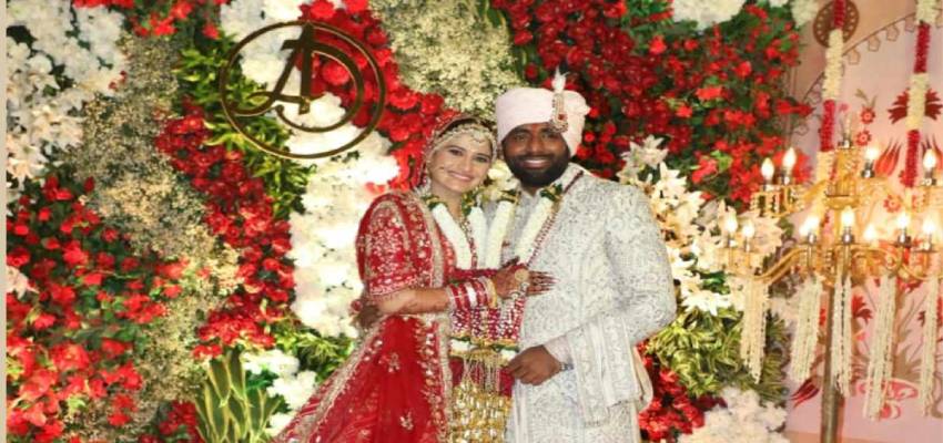 
								Arti Singh Wedding: एक दूजे के हुए आरती और दीपक, शादी की पहली झलक आई सामने