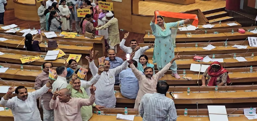 
							MCD सदन में हरियाणवी गाने पर नाचे BJP पार्षद, AAP ने किया पलटवार