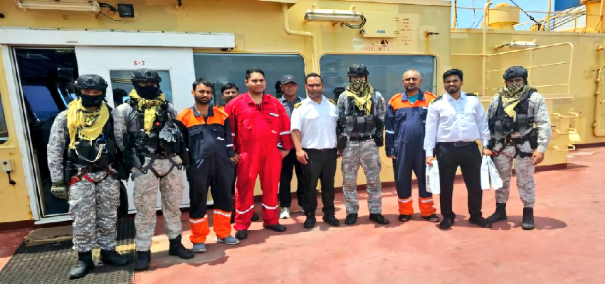 हिंद महासागर में भारतीय नौसेना की बादशाहत बरकरार, मिसाइल हमले का शिकार हुए तेल जहाज को बचाने समुद्र में उतरा INS Kochi