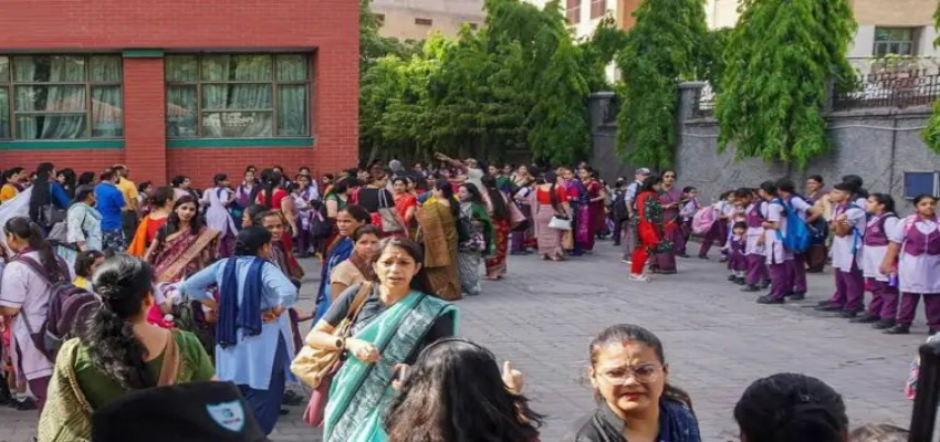 दिल्ली के बाद अहमदाबाद के  8 स्कूलों में मिली बम से उड़ाने की धमकी, मचा हड़कंप