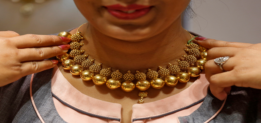 गोल्ड ज्वैलरी की कीमत कैसे तय करते है ज्वैलर्स? खरीदारी से पहले पढ़ लें ये पूरी खबर