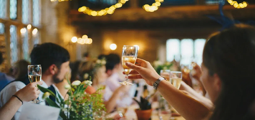 पति की मौत पर महिला ने मनाई खुशियां, लोगों को बांटे तोहफे, जानें क्या है वजह?