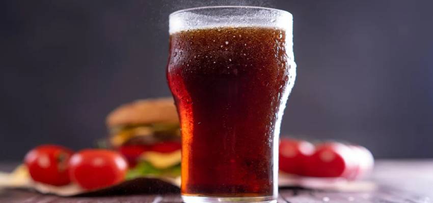 गर्मियों में रोज पी रहे है कोल्ड ड्रिंक्स तो हो जाए सावधान, सेहत पर पड़ सकता है बुरा असर