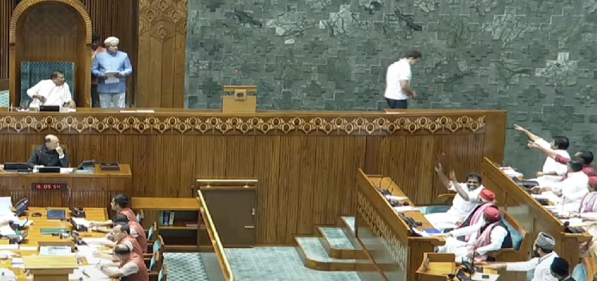 Rahul Gandhi Oath: शपथ लेते समय राहुल गांधी से हुई बड़ी गलती! जब सांसदों ने याद दिलाया तो सुधारी भूल