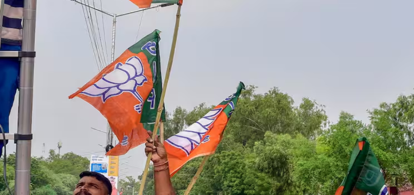 बंगाल में तोड़े गए बीजेपी दफ्तर, पुलिस और पार्टी के कार्यकर्ताओं के बीच हाथापाई की आई नौबत