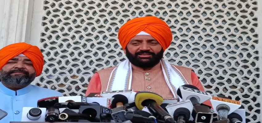 Punjab News: हरियाणा के मुख्यमंत्री नायब सिंह सैनी ने दरबार साहिब में टेका माथा, कहा- बड़े भाई का कर्तव्य है कि छोटे भाई हरियाणा को पानी दें