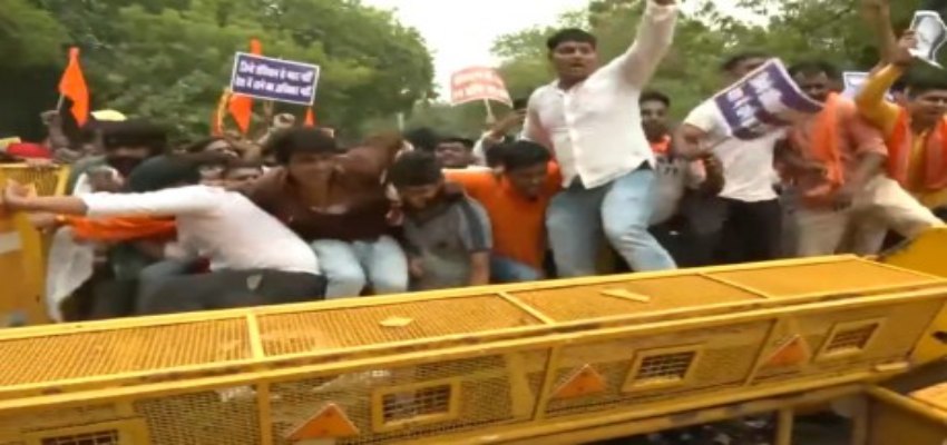 VHP-Bajrang Dal Protest: ‘जय फिलीस्तीन’ नारे पर बढ़ा विवाद, ओवैसी के खिलाफ VHP-बजरंग दल ने किया प्रदर्शन