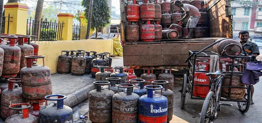 LPG Price Reduced: सुबह-सुबह आ गई खुशखबरी, आज से सस्ता हुआ LPG सिलेंडर, जानें अपने शहर की कीमतें