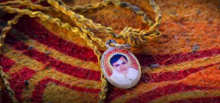 Hathras Satsang Stampede: ढोंगी भोले बाबा का खुला घिनौना राज, आश्रम में लड़कियों से करवाता था गलत काम