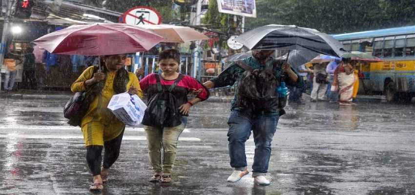 Weather Alert: मॉनसून की बारिश ने ढाया कहर, असम में 52 और यूपी में 13 लोगों की मौत