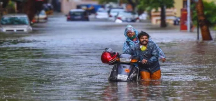 Weather: कहीं रेल सेवा हुई प्रभावित...तो कहीं स्कूलों को किया गया बंद... मुंबई में बारिश ने मचाई भारी तबाही