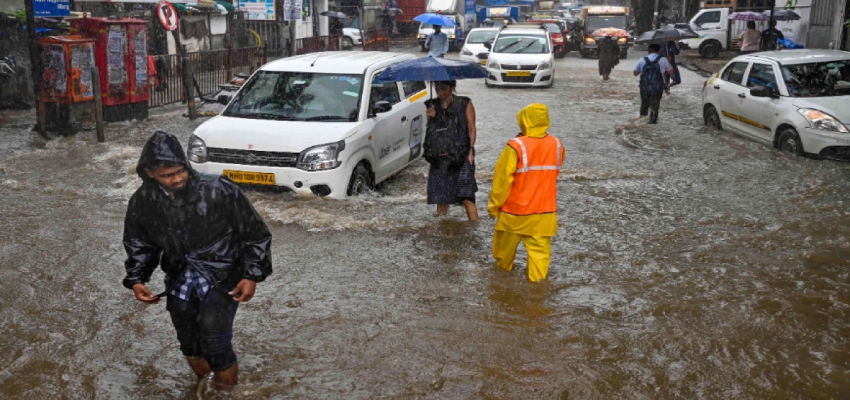 Mumbai Heavy Rainfall:  मुंबई में भारी बारिश का तांडव, अलर्ट पर सेना, सीएम शिंदे ने लोगों से की खास अपील