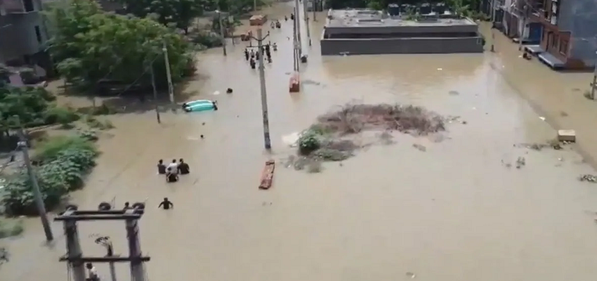 दिल्ली की मुनक नहर टूटी, रिहायशी इलाकों में घुसा पानी, दिखा तबाही का मंजर