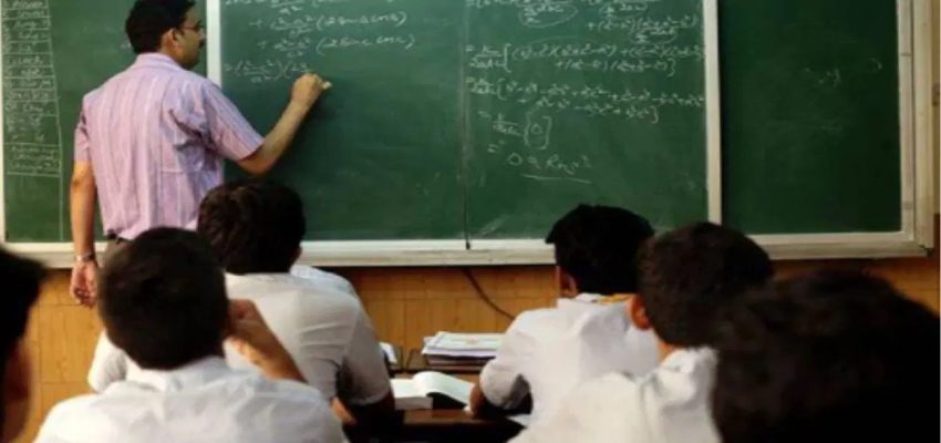 UP Digital Attendance: डिजिटल अटेंडेंस पर भड़के टीचर्स, योगी सरकार ने फैसले से क्यों पीछे हटाए कदम?