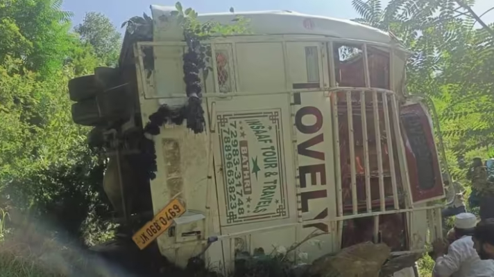 Road Accident: डोडा में हुआ दर्दनाक हादसा, बस के खाई में गिरने से 2 लोगों की मौत, 25 घायल