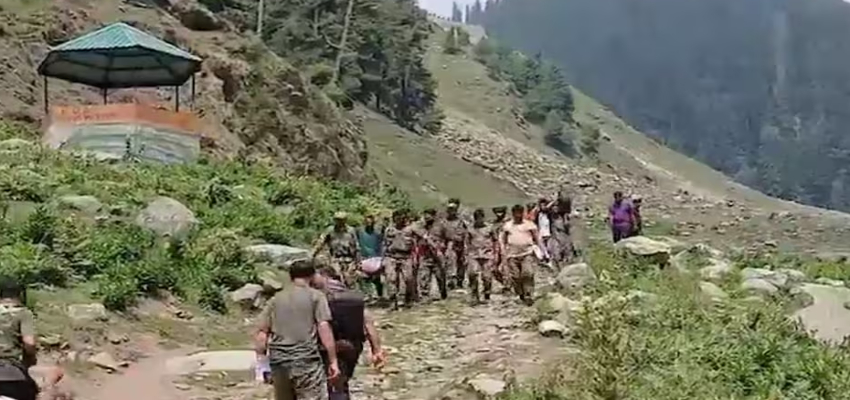 Accident: जम्मू-कश्मीर में हुआ बड़ा हादसा, खाई में कार के गिरने से 5 बच्चों समेत 8 लोगों की मौत