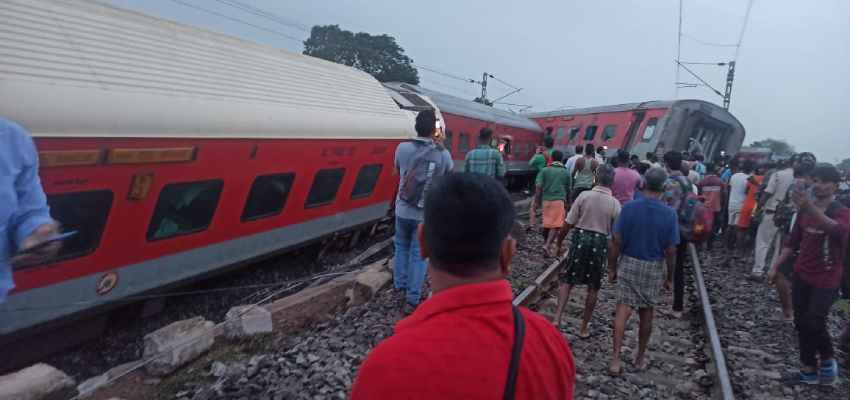 Jharkhand Train Accident: झारखंड में पटरी से उतरी हावड़ा-मुंबई मेल, 1 की मौत; कई यात्री घायल