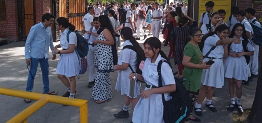 Delhi School Bomb Threat: दिल्ली में फिर एक और स्कूल को मिली बम से उड़ाने की धमकी, पुलिस ने चलाया सर्च ऑपरेशन