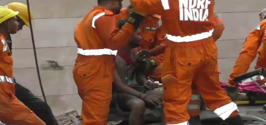 Varanasi Incident: वाराणसी में मकान गिरने से एक महिला की मौत, 6 लोगों का किया गया रेस्क्यू