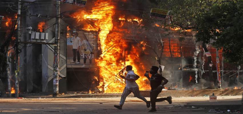 Bangladesh Violence: 24 लोगों को जलाया...मंदिरों में तोड़फोड़...जानें बांग्लादेश में मच रही उथल-पुथल की वजह