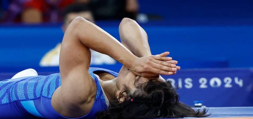 Vinesh Phogat Hospitalized: डिसक्वालीफाई होने के बाद बिगड़ी विनेश फोगाट की तबियत, अस्पताल में हुई भर्ती