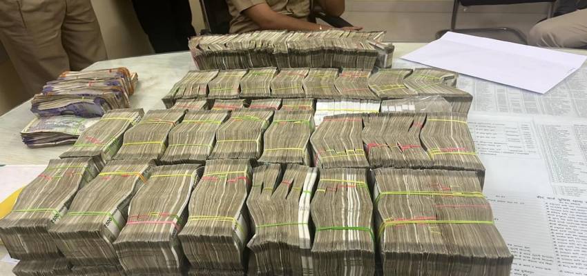 उत्तराखंड में हुआ गजब बवाल, अधिकारियों ने बिना बात के जमा किए 1 अरब रुपये, यूपी से जुड़ा कनेक्शन