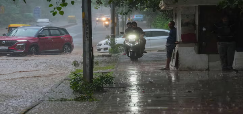 Delhi Rain: वीकेंड पर दिल्ली-NCR पर मौसम हुआ मेहरबान, दो दिन का येलो अलर्ट जारी