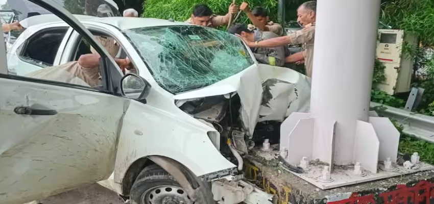 Road Accident: नोएडा में पोल से टकराई बेकाबू कार, तीन लोगों की हुई मौत