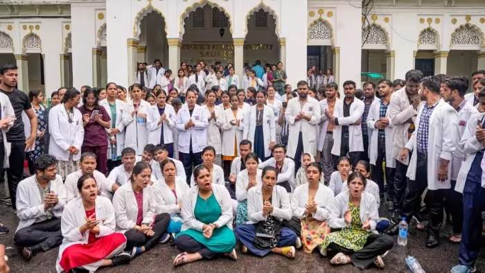 HC On Kolkata Case: महिला डॉक्टर से दुष्कर्म और हत्या मामले में हाई कोर्ट का बड़ा आदेश, CBI को सौंपी गई जांच